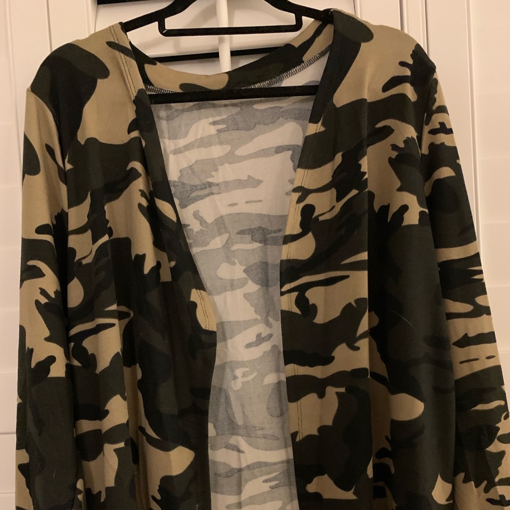 Camouflage 3/4 length open cardigan.